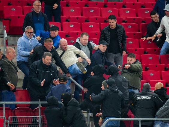 Veiligheid in voetbalstadions is makkelijk op te lossen