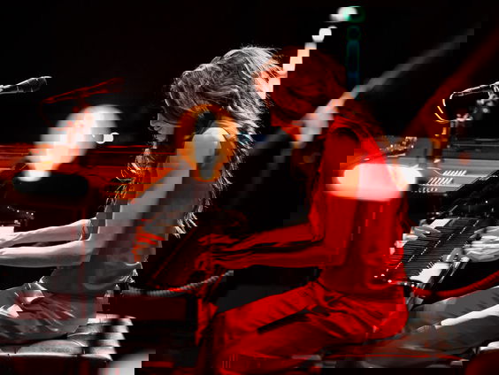 Pianiste Iris Hond voert pianoconcert 'Domino' van Ludovico Einaudi uit