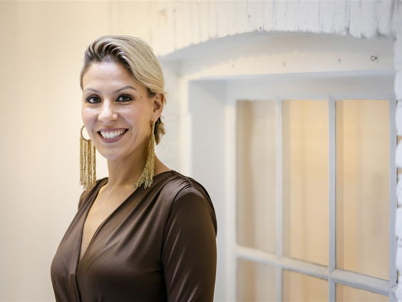 Theatermaakster Mouna Laroussi over nieuwe voorstelling Waanzien