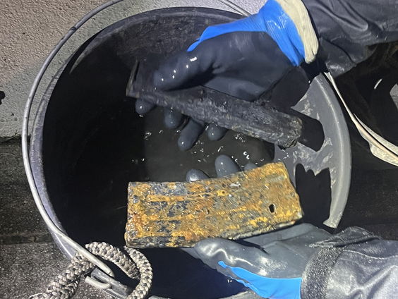 Magneetvisser hengelt AK47-magazijn met kogels uit het Amsterdamse water