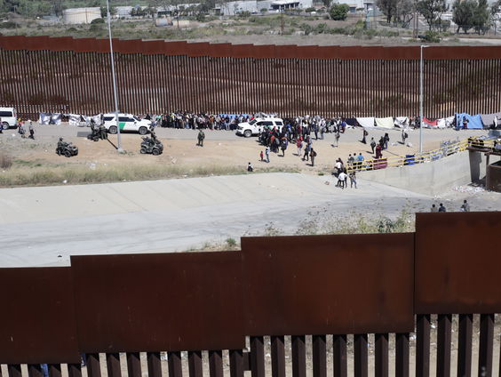 VS gaat muur op grens Mexico uitbreiden