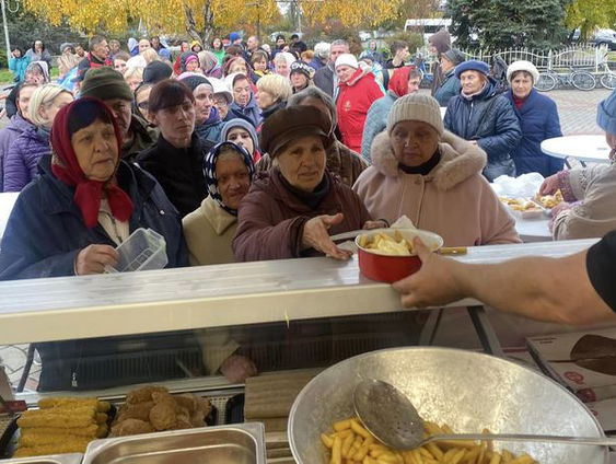 Brabantse frietbakkers Franky en Coen delen uit in Oekraïens oorlogsgebied