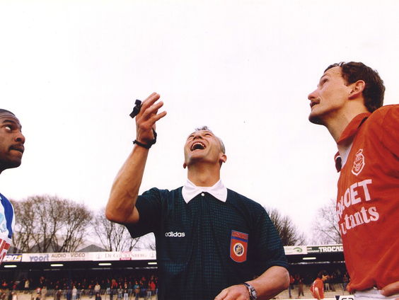 'Verwevenheid tussen gokbedrijven en voetbalwereld is problematisch'