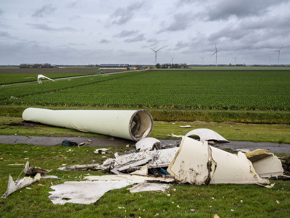 Stuk van windmolen breekt af bij Zeewolde