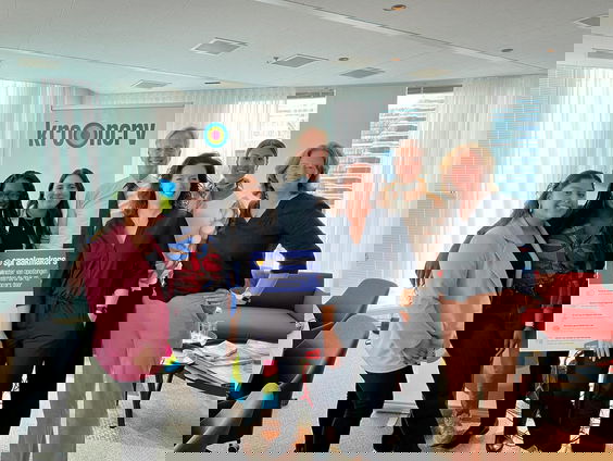 De Minister van Oplossingen en mbo-studenten bieden minister Robbert Dijkgraaf een pakket oplossingen aan - uur 1