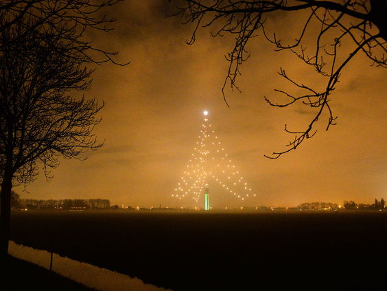De Grootste Kerstboom van het land wordt weer opgetuigd