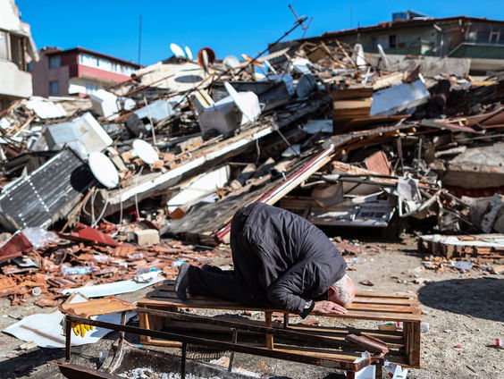 Yesim Candan verleent hulp in rampgebied Turkije