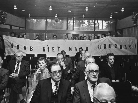 1e uur: Discutabele sportevenementen, Poetins nieuwe religie, 'Je beste vriendin' OVT 20-11-2022