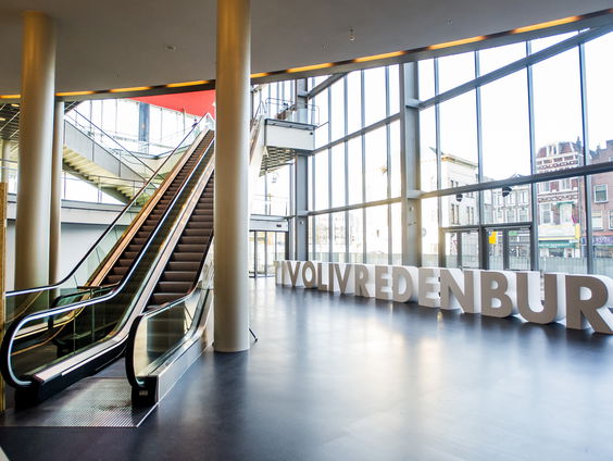 Hoe verhoudt 'De Vrouwejaars' zich tot de oudejaarsconference?