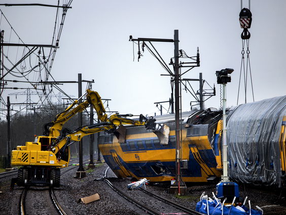 Bergingsoperatie treindelen Voorschoten gestart