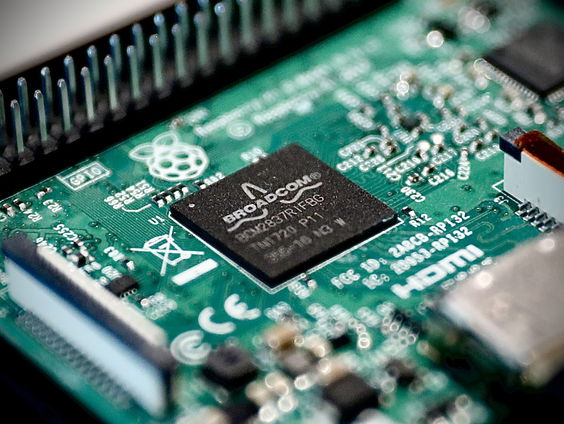 Hoogleraar chipontwerp Bram Nauta wint 1,5 miljoen euro