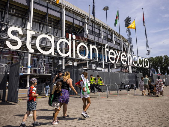 Big Brother in de voetbalstadions?