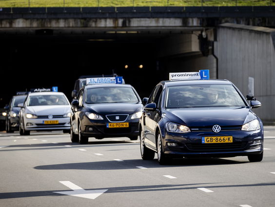 CBR maakt zich zorgen over kwaliteit autorijscholen