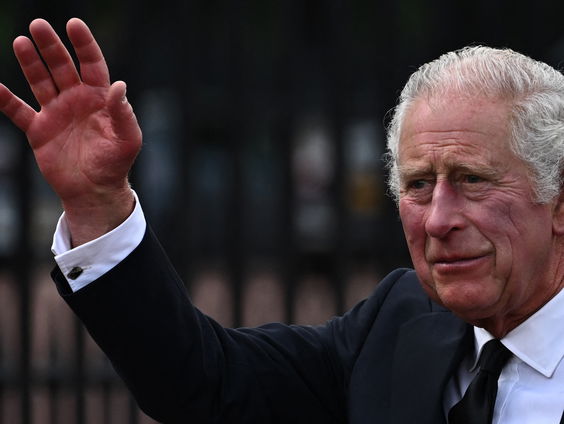 Koning Charles III spreekt voor het eerst na het overlijden van zijn moeder