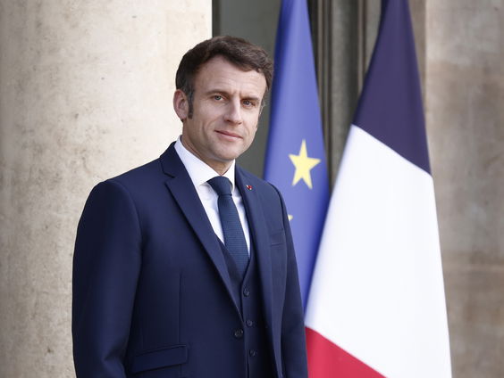 Macron stelt zich herkiesbaar