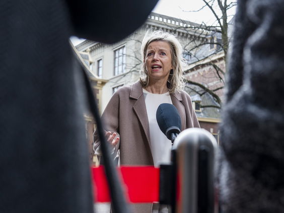 Minister Ollongren voor wapenonderhandelingen in Oekraïne