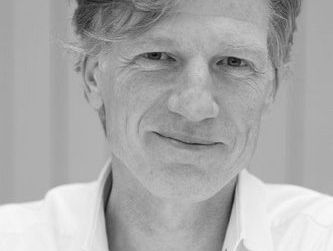 Sander Knol van Xander Uitgevers vertaalde de razend populaire boekreeks van de Zeven Zussen