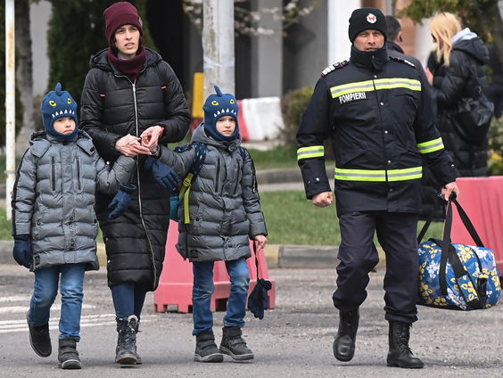 Vluchtende jonge vrouwen met kinderen vrezen voor mensenhandel in Roemenië