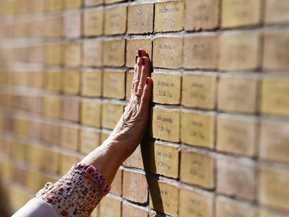 Rechter stuurt makers antisemitische graffiti naar Holocaustmonument