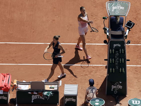 Wit-Russische Tennister Aryna Sabalenka krijgt geen hand van Oekraiense tegenstander