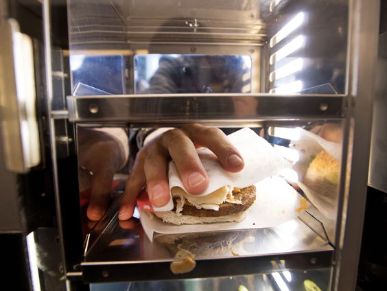 Steeds meer fastfood rondom scholen