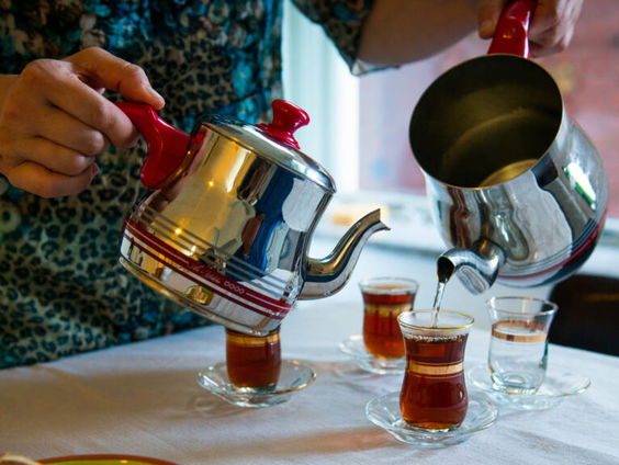 De duizelingwekkende rechtlijnigheid van Engelsen en hun thee