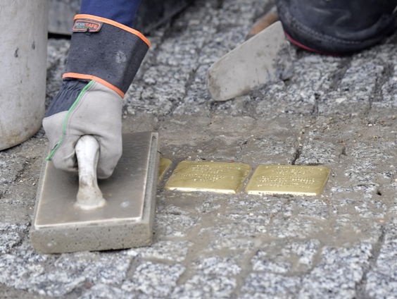 Struikelsteen voor oude woning zussen Brilleslijper