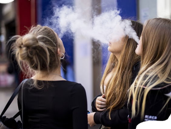 Jongeren komen ook na verbod makkelijk aan smaakjesvapes