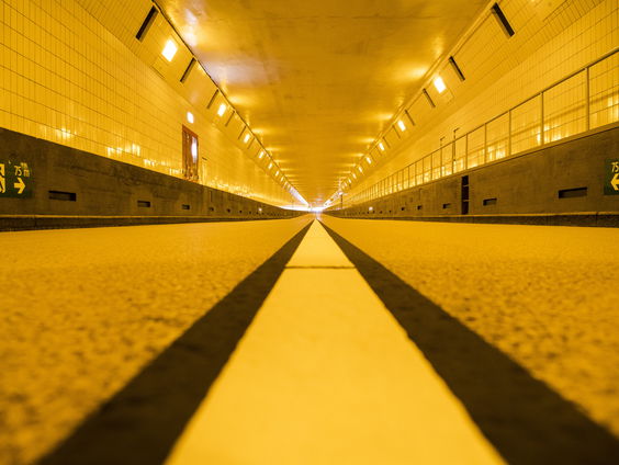 Vrachtwagens komen constant vast te zitten in een tunnel