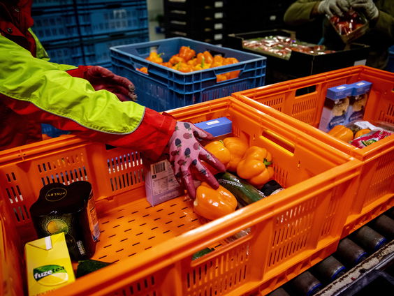 Supermarkten verspillen minder, waardoor voedselbanken het moeilijker krijgen