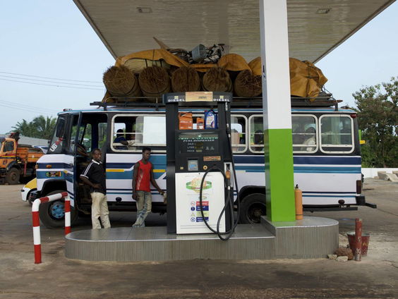 Hier onbruikbare, zwaar vervuilde benzine, hup naar Afrika