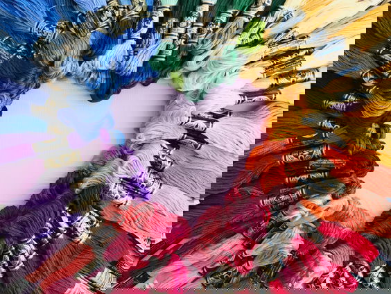 Queer Needlework Circle reageert op haat met prachtige quilt 'We Stand in Love'