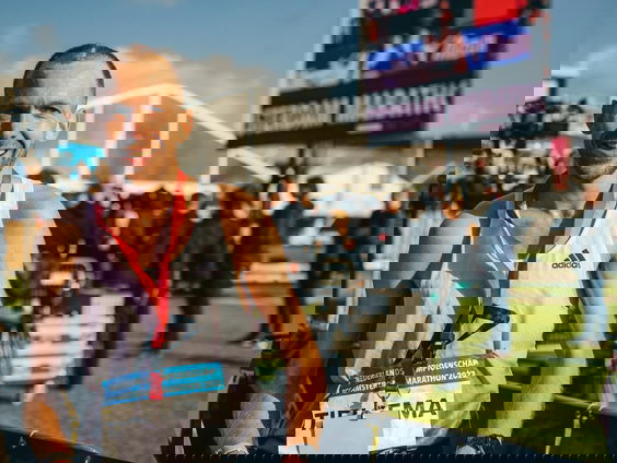 Niets staat deze marathonloper nog in de weg