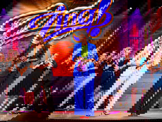 Anne-Mar Zwart samen met deelnemers over nieuw tv-programma Zing!