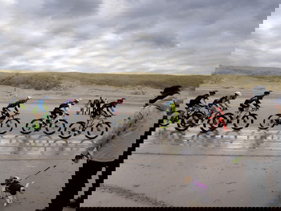 Met windkracht 8 in de rug racen over het strand