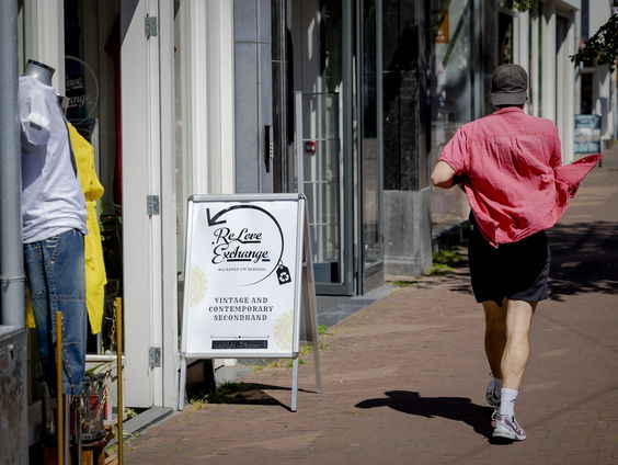 Winkeldeuren dicht om energie te besparen