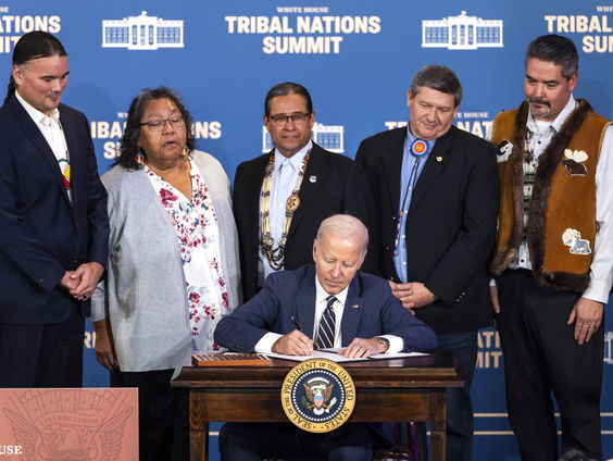 Stamleiders van oorspronkelijke VS-bewoners in het Witte Huis om relatie met regering te versterken
