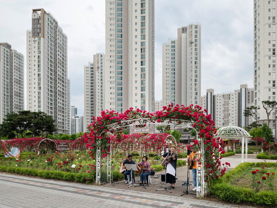 Fotograaf Nick Hannes zet nieuw ontworpen hoofdsteden in de kijker