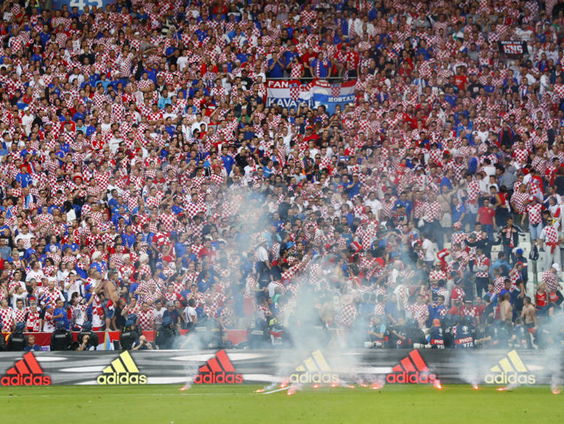 Michael van Praag over vuurwerk in stadions: 'In Nederland is de boel de afgelopen tijd zo verslapt. Niem ...