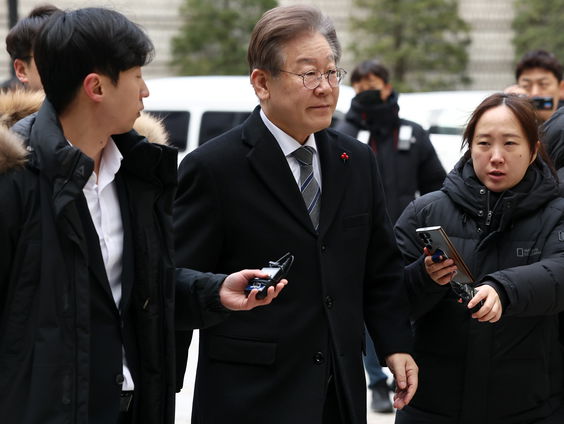 Oppositieleider Zuid-Korea Lee Jae-Myung neergestoken