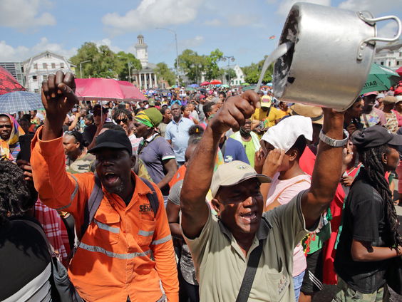 Protesten Suriname: 'Dit is de uitkomst van 50 jaar slechte economische keuzes'