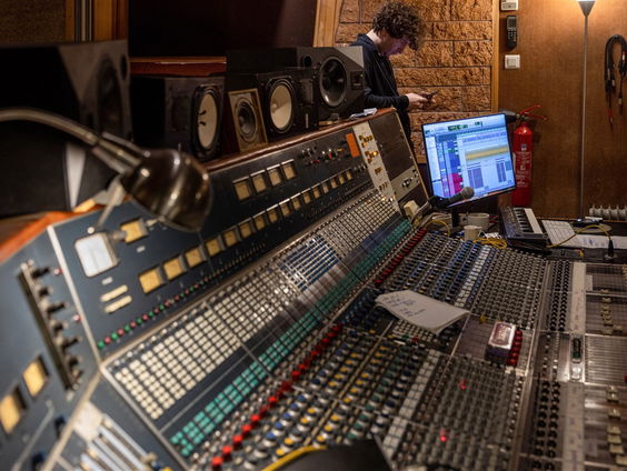 Muziekhub's moeten nieuwe talenten in de pop, hiphop en dance muziek beter gaan ondersteunen