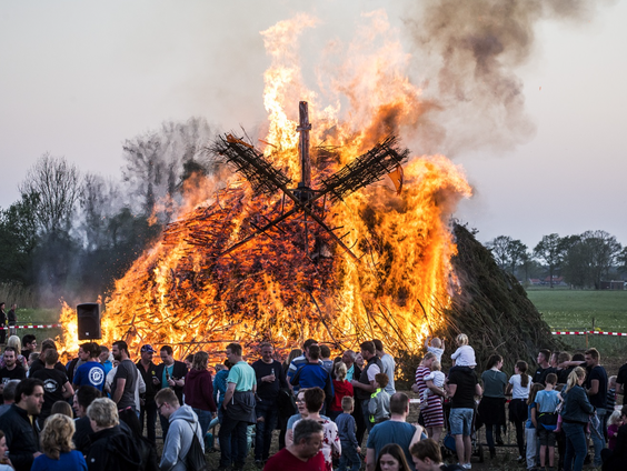 Paasvuren: een traditie onder vuur?