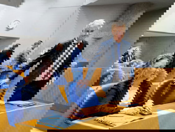 De Vraag aan Den Haag: Is de PVV wel een partij?