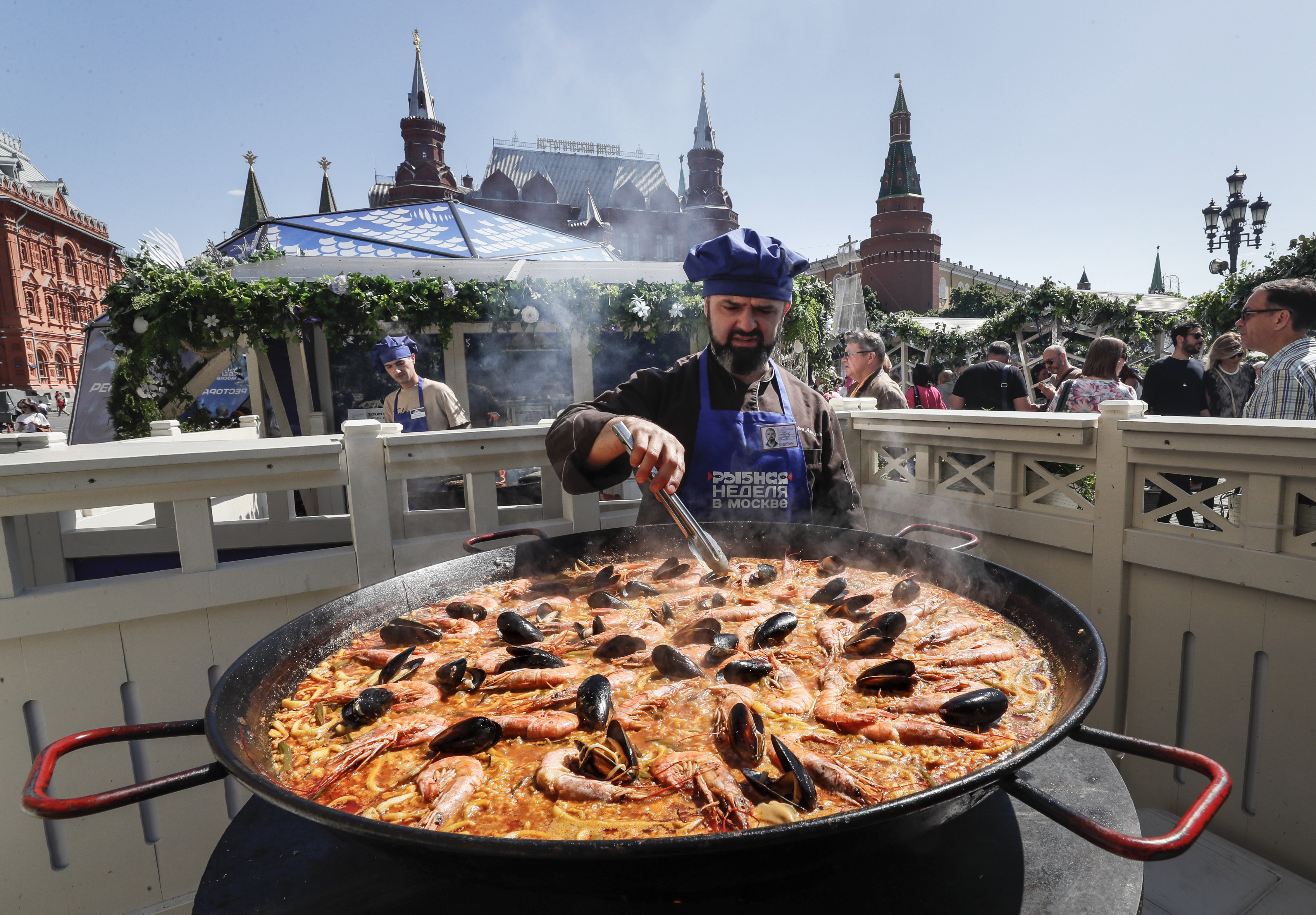 Wanneer mag je een rijstgerecht in een paella(pan) paella noemen? | NPO