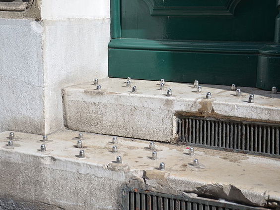 'Vriendelijke Bankjes Bond' gaat vijandige architectuur tegen