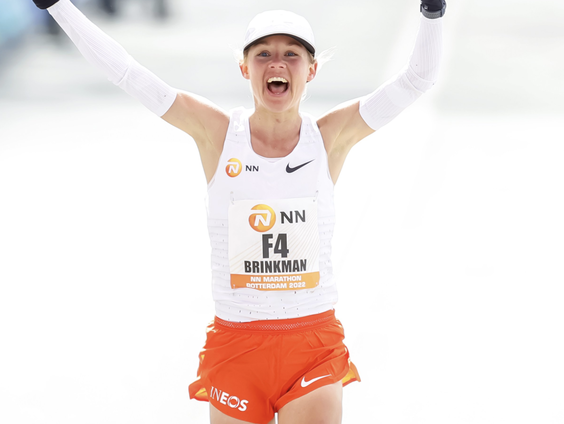 Marathonloopster Brinkman loopt naar de finish op het EK in München