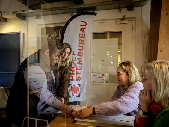 'Prokkelduo's' aan het werk in stembureaus