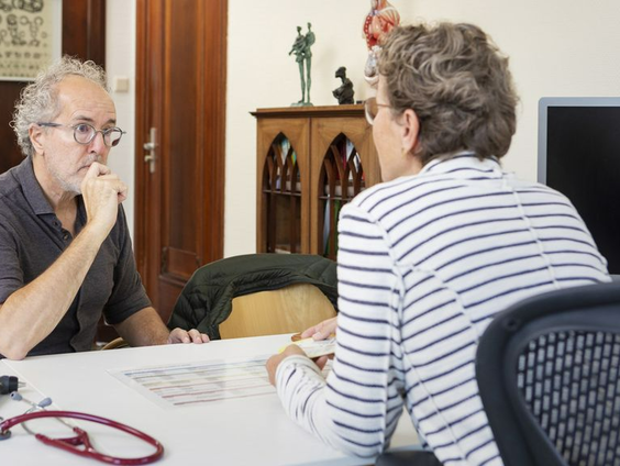 Hoe krijg je meer mensen aan de slag in de zorg?