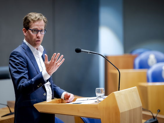 Hoe kan een verplichte enquête jongeren het leger in trekken?